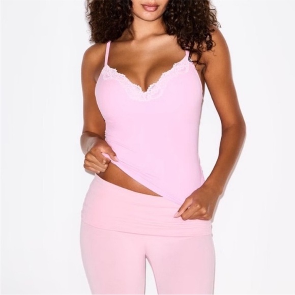 NEW SKIMS Fits Everybody Push Up Lace Trim Tank Top in Bubblegum Pink size XL - Picture 1 of 4